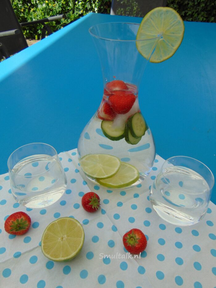 karaf-water-met-aardbeien-limoen en komkommer