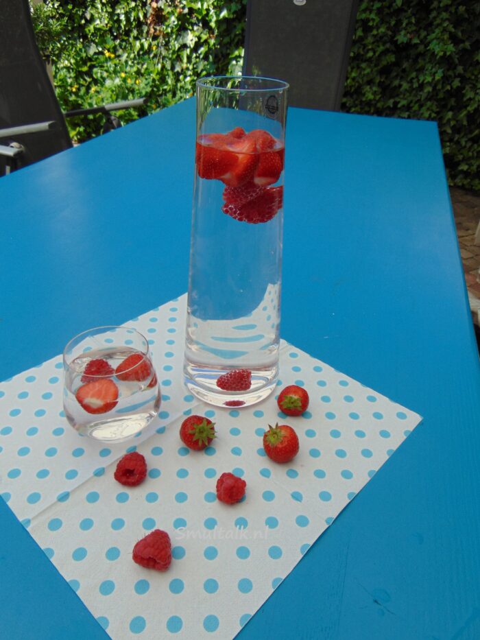 karaf-water-met-frambozen-en-aardbeien