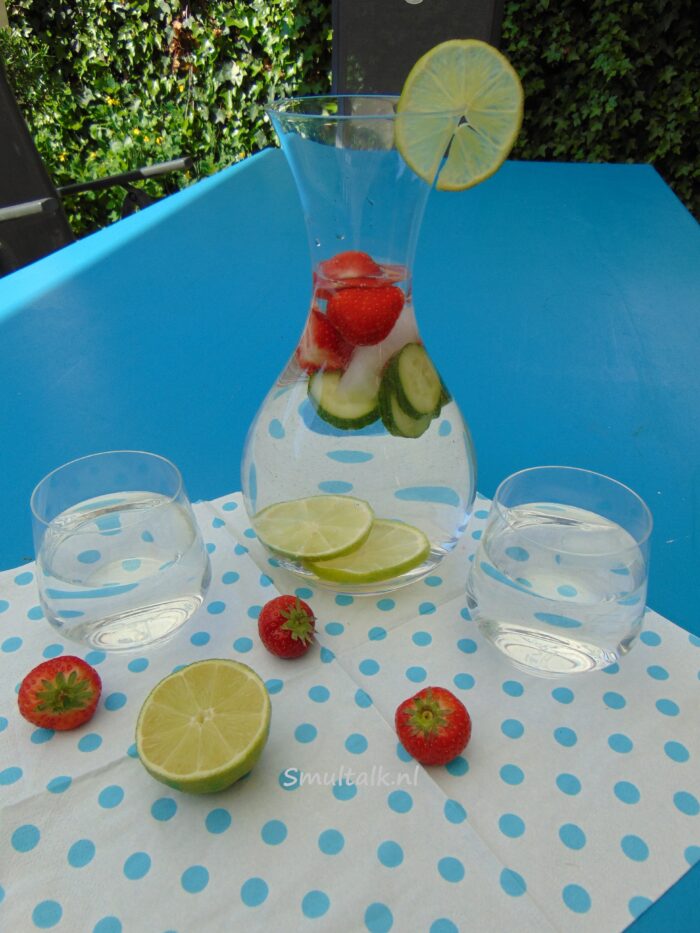 karaf-water-met-komkommer-limoen-en-aardbeien