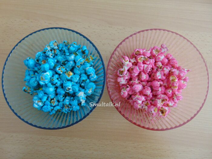 2 kommetjes met blauwe en roze popcorn