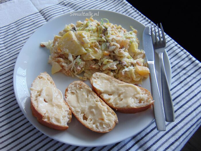 bord met aardappelsalade en ciabatta