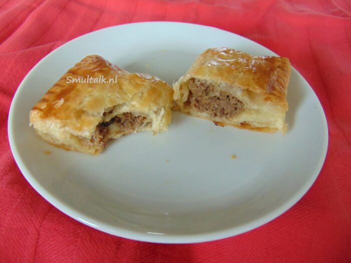 bord-met-saucijzenbroodjes