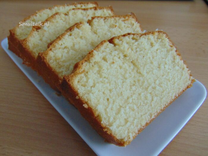 plakjes slagroomvanillecake op schaaltje