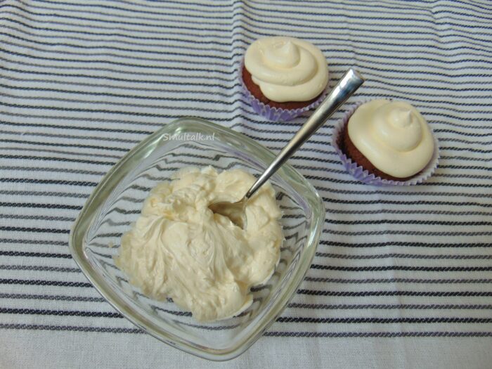 schaaltje botercrème met 2 cupcakes