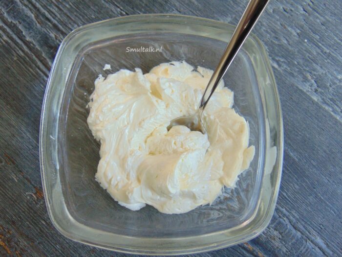schaaltje met zwitserse meringue botercrème