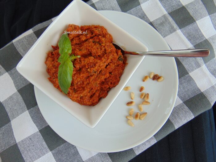 rode pesto in een schaaltje