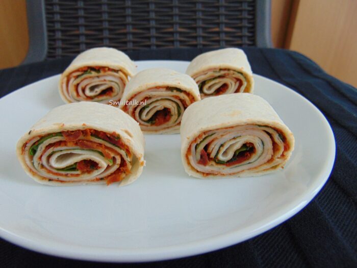 stukjes carpaccio met kipfilet en pesto