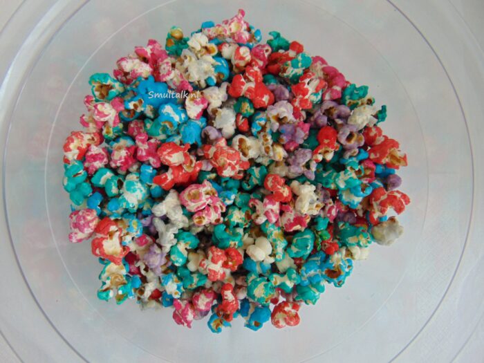 Schaal met gekleurde popcorn
