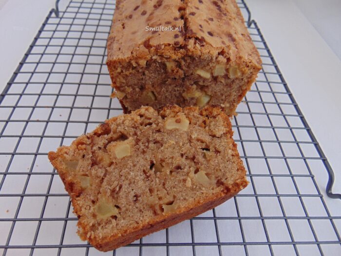 appel-kaneelcake met stukje appel