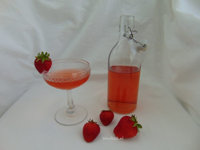 flesje en glas aardbeienlikeur