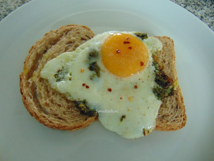 boterham met pesto ei