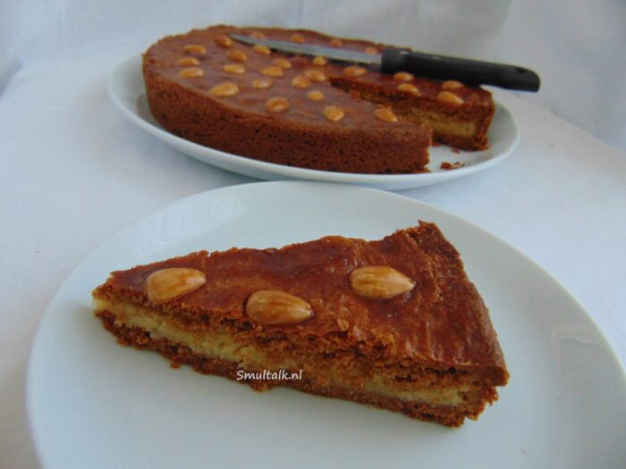 stuk gevuld speculaas op bordje