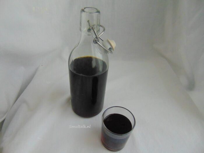 Kaneellikeur in fles en glaasje
