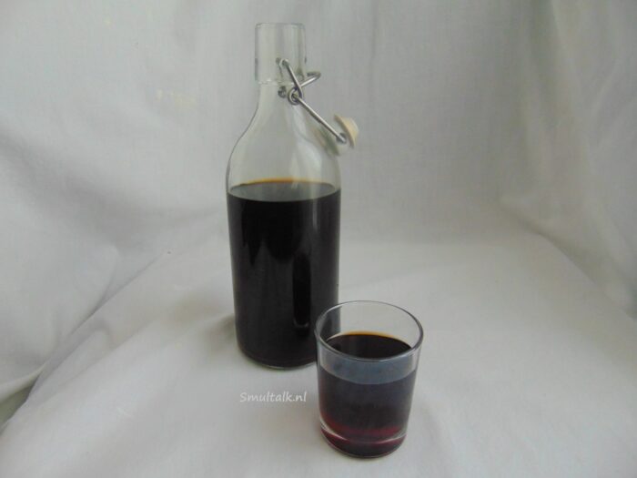 fles en glaasje met kaneellikeur