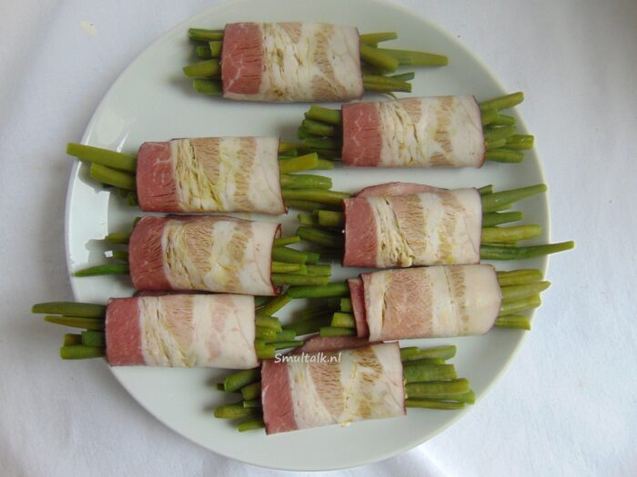 bord met haricots verts met spek en pesto