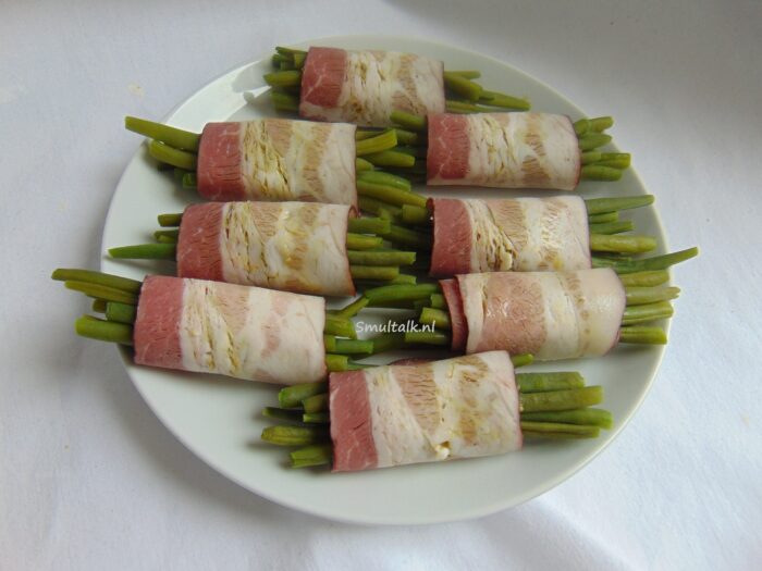 haricots verts met spek en pesto op een bord