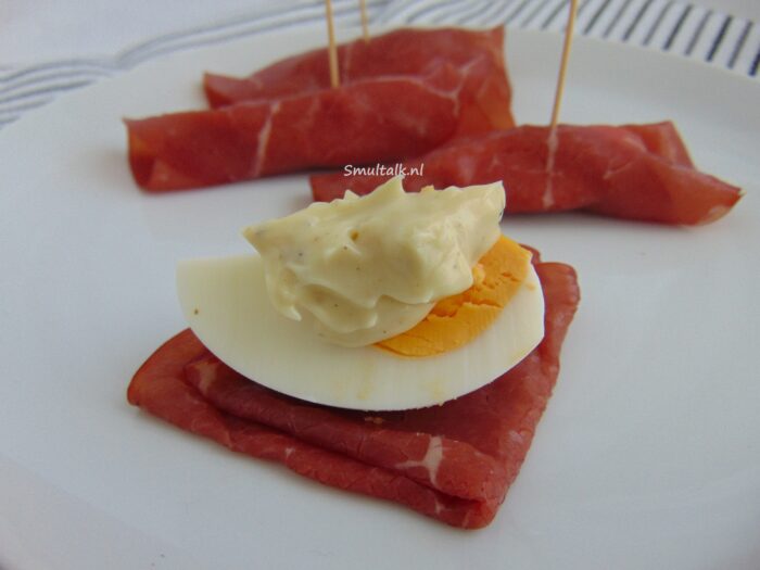 ei met rookvlees en truffelmayo van dichtbij