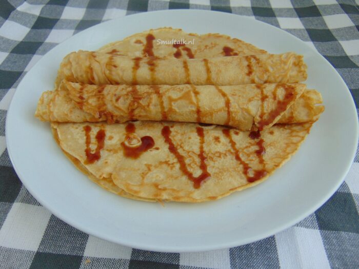 bord met pannenkoeken van dichtbij