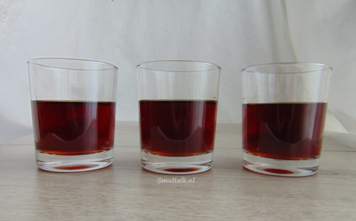 3 glaasjes amaretto op rij
