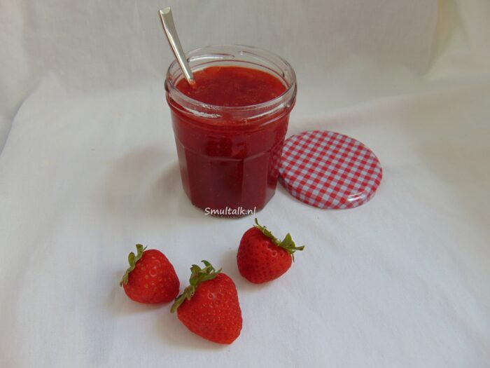 pot met aardbeienjam