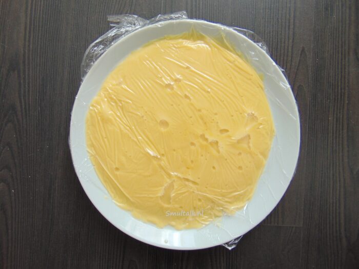 bord met banketbakkersroom en plastic folie