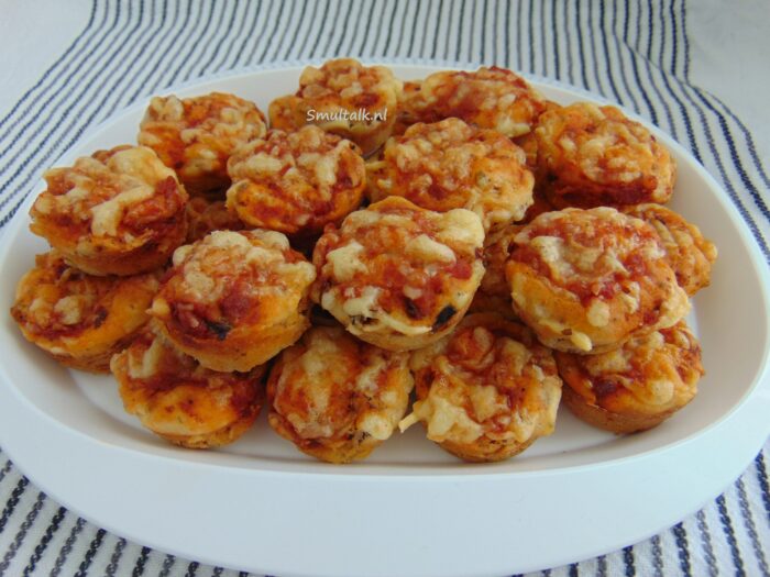 schaal met kleine pizza muffins