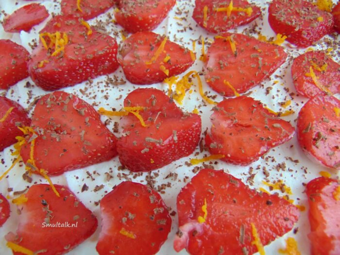 aardbeien-sinaasappel tiramisu van dichtbij