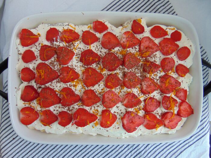 schaal met aardbeien-sinaasappel tiramisu