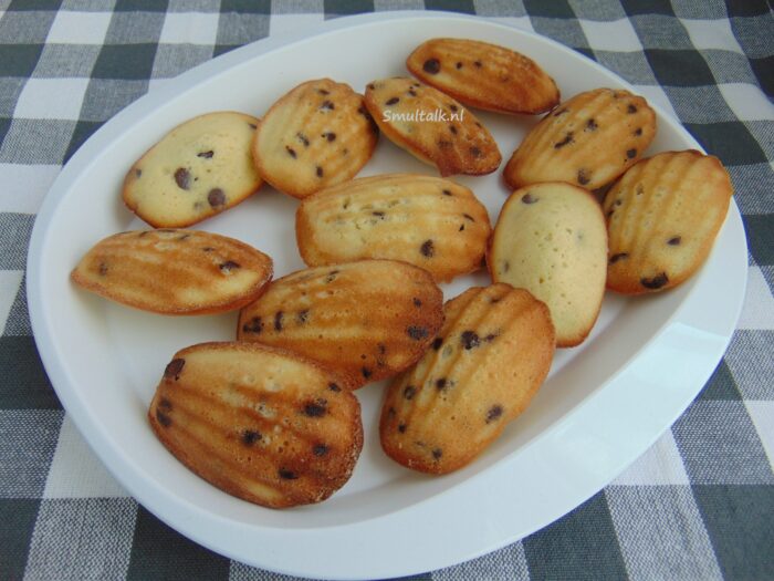 bord met madeleines met chocolate chips