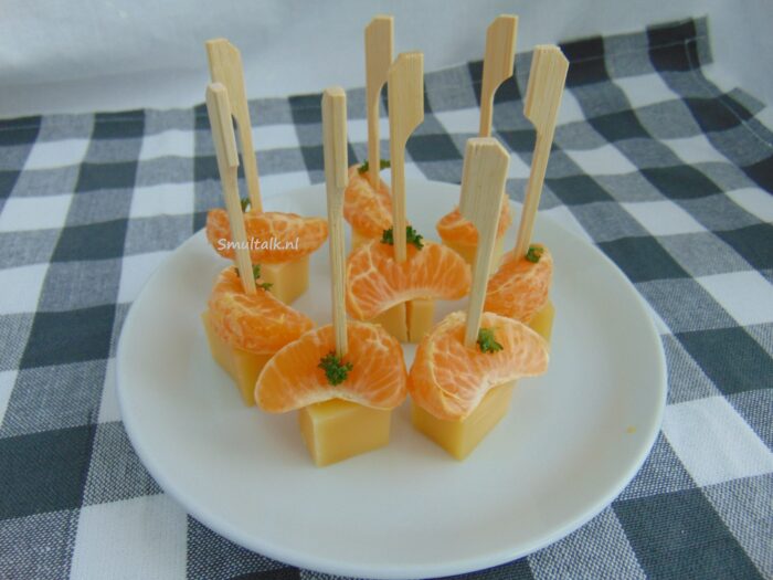 bordje met blokjes kaas met mandarijn