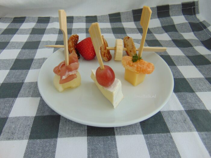bordje met 4 hapjes op een prikker