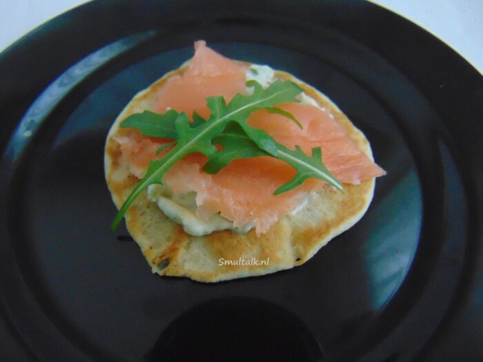 blini met gerookte zalm op bordje