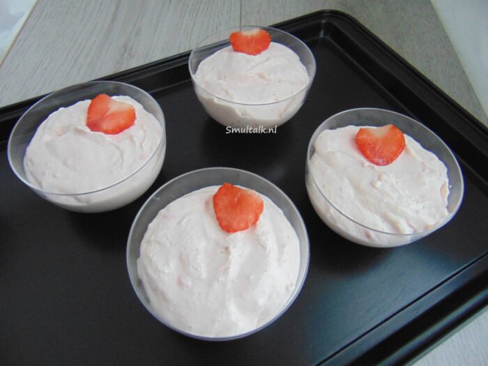 4 schaaltjes aardbeienmousse
