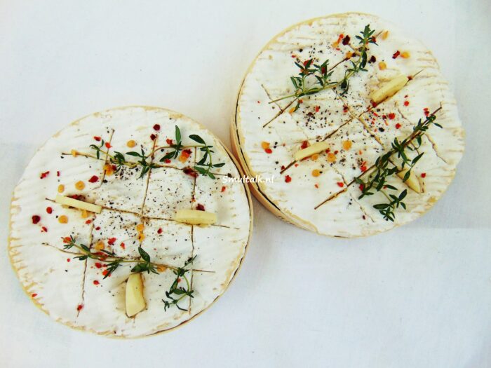 2 camemberts voorbereid voor in de oven