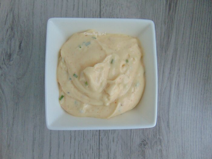 knoflooksaus in een schaaltje
