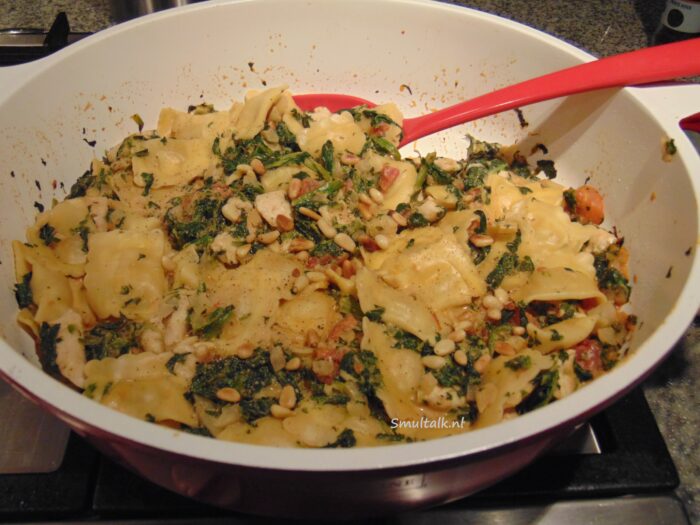 pan met ravioli met kip en spinazie