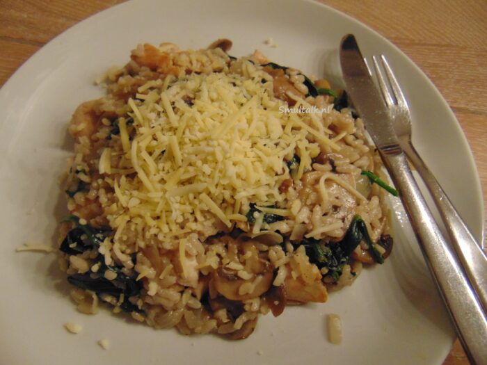 bord met risotto met spinazie en champignons