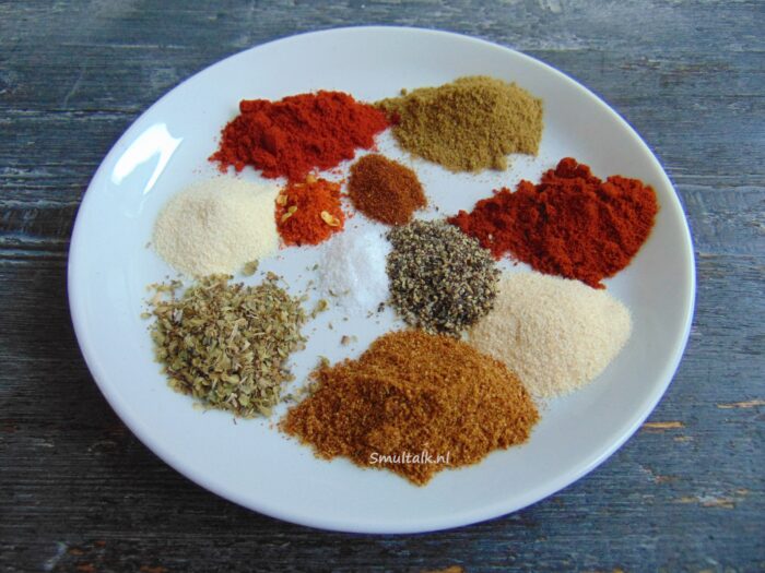 bordje met 11 verschillende kruiden voor taco kruidenmix