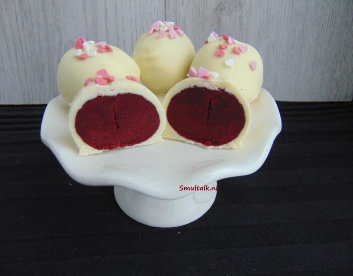 Red velvet truffels, eentje is open gesneden