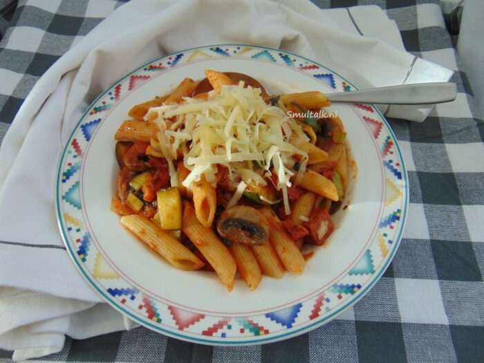 bord met pasta met salami in tomatensaus