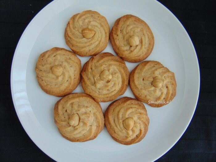 bord met hazelnootkoekjes