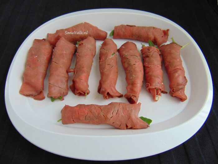 schaal rosbiefrolletjes met boursin