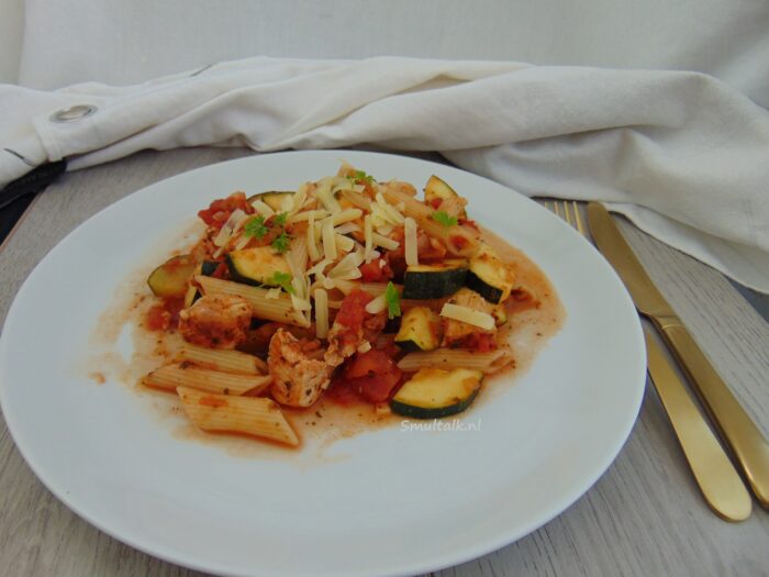 bord met penne arrabbiata met kip