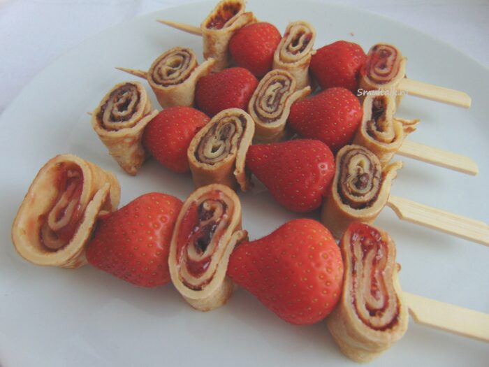 pannenkoekspiesjes met fruit van dichtbij