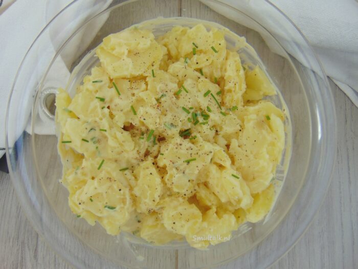 aardappelsalade in een schaal van bovenaf gezien