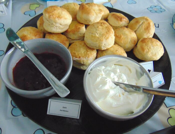 scones met clotted cream en aardbeienjam