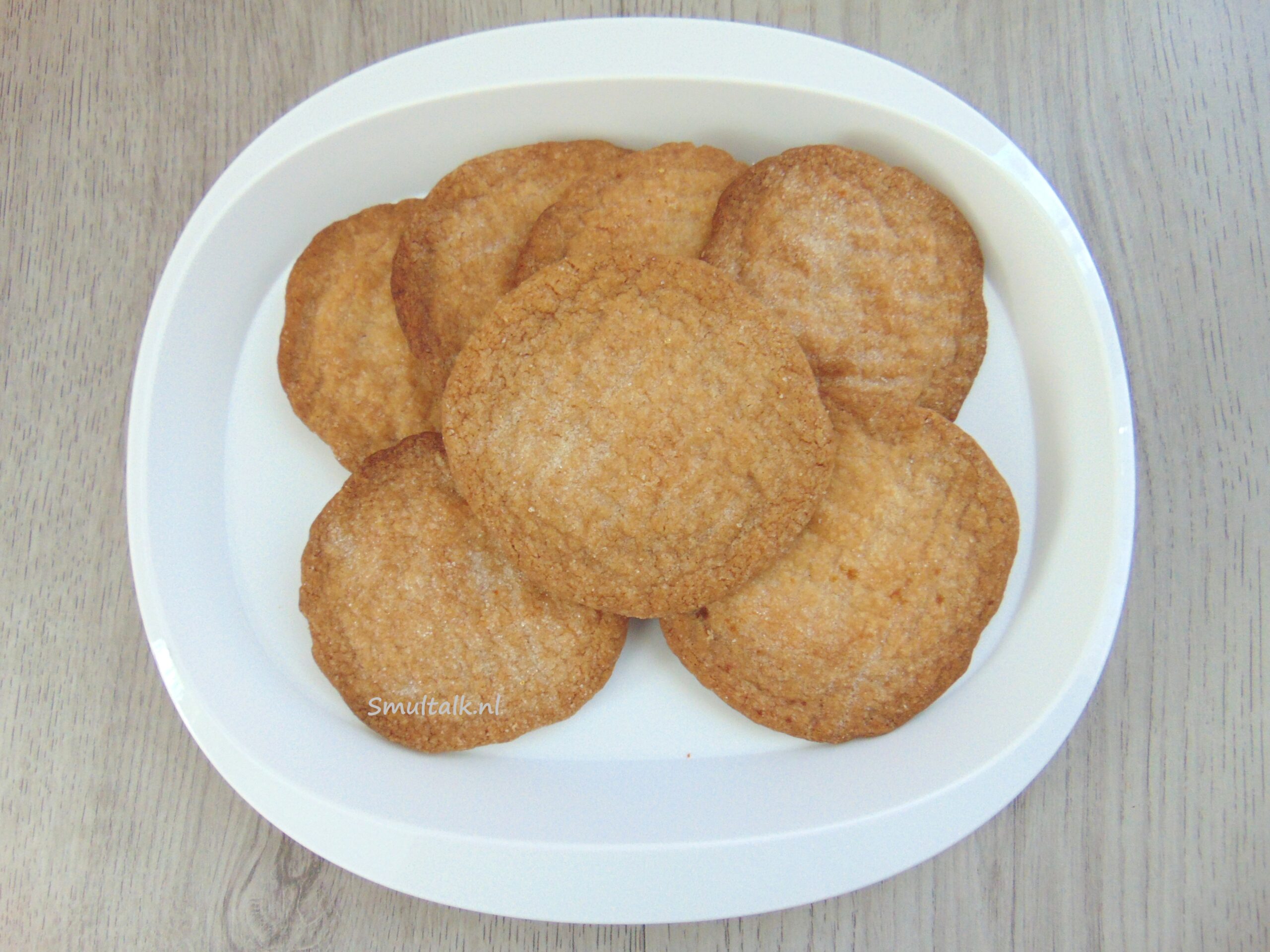 bordje met suikerkoeken