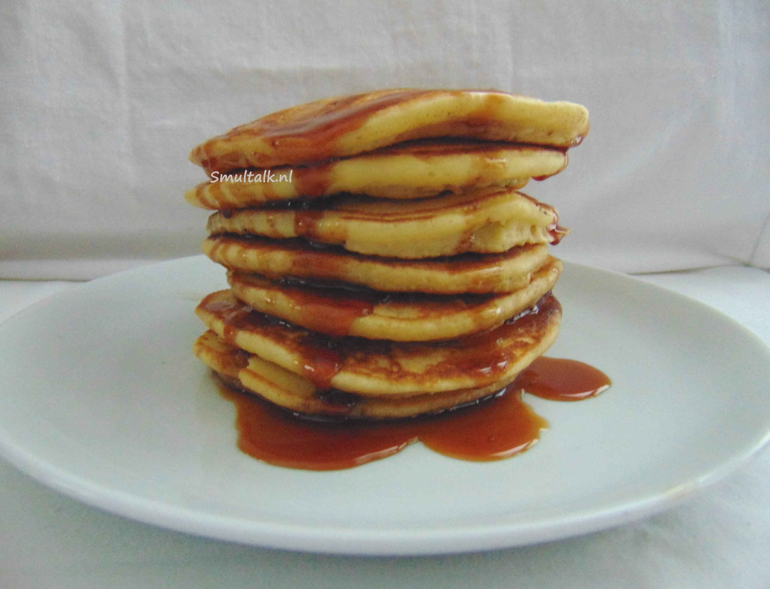 stapel pancakes met stroop
