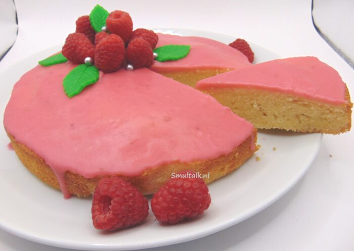 Roze koektaart met stuk ernaast