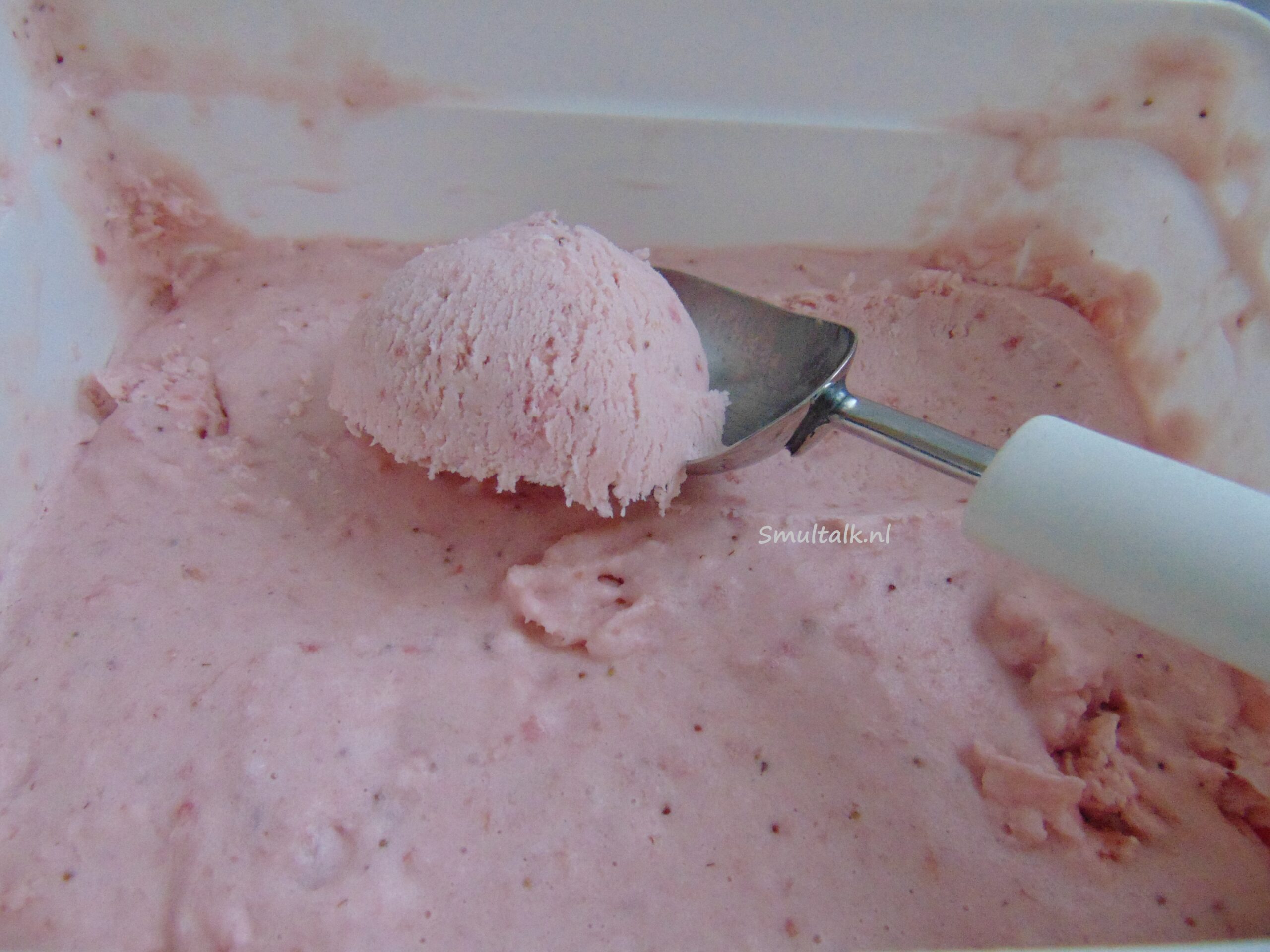 aardbeienijs met ijslepel van dichtbij